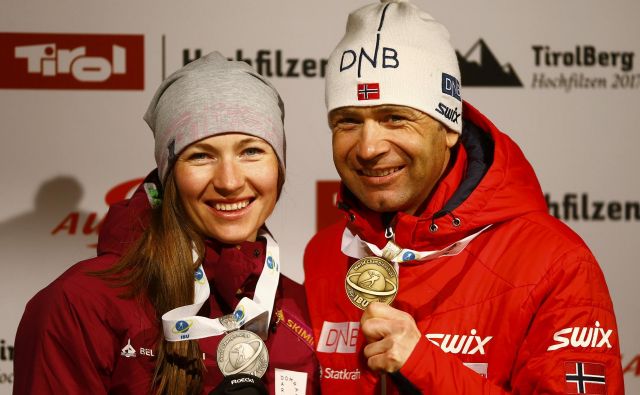 Darja Domračeva in Ole Einar Bjørndalen sta se takole lani veselila uspehov na svetovnem prvenstvu, zdaj pa uživata v poletju brez priprav.<br />
FOTO Reuters