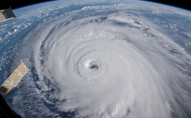 Orkan Florence, posnet z Mednarodne vesoljske postaje FOTO: Nasa/Reuters