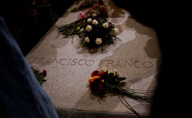 General Francisco Franco je bil leta 1975 pokopan v mavzoleju, ki so ga zgradili po njegovem naročilu. FOTO: Juan Medina/Reuters