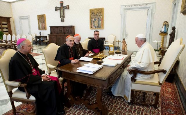 Papež Frančišek je danes v apostolski palači sprejel vodstvo škofovske konference ZDA, pogovor je tekel o duhovniških spolnih zlorabah otrok. FOTO: Vatican Media/Reuters