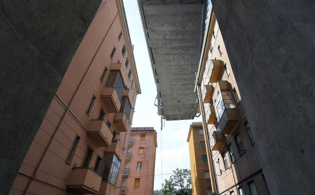 Rušenje ostankov Morandijevega viadukta naj bi se začelo še ta mesec. FOTO: Reuters