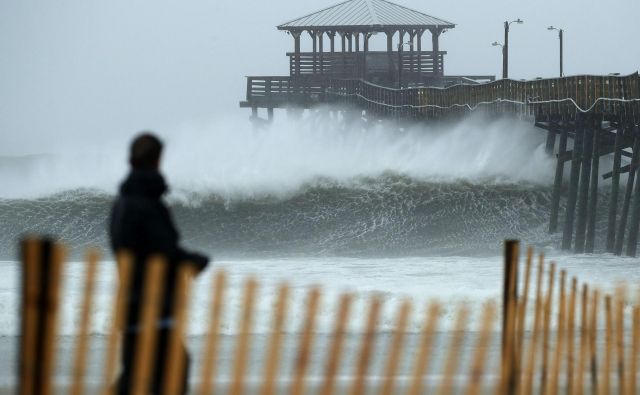 Vetrovi orkana Florence so se pred vzhodno obalo ZDA spet okrepili. FOTO: AFP