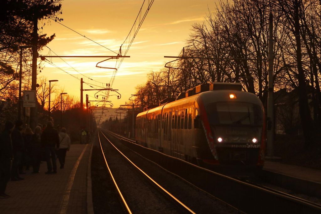 FOTO:Odhajajoča vlada naslednikom zapušča kopico neizpeljanih idej