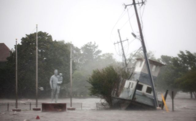 Zaradi orkana Florence je na tisoče ljudi ostalo brez elektrike.FOTO:  Logan Cyrus/Afp