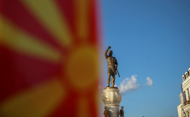 Predstavniki Zahoda prepričujejo Makedonce, naj podprejo grško-makedonski sporazum o spremembi imena države. FOTO: Reuters