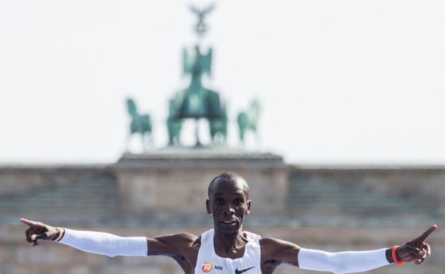 Eliud Kipchoge je po trasi berlinskega maratona dve uri, eno minuto in devetintrideset sekund drvel s povprečno hitrostjo 20,8 kilometra na uro. FOTO: John Macdougall/AFP