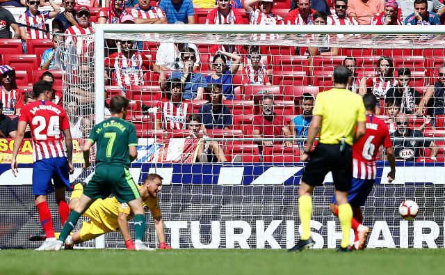 Atleticov vratar Jan Oblak (v rumenem) je bil skupaj s soigralci razočaran po tekmi z Eibarjem.