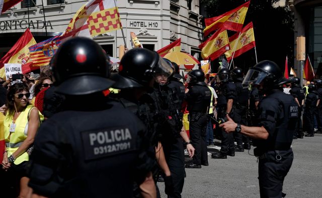 Policija se je zbala, da bi prišlo do spopadov med obema taboroma. FOTO: Pau Barrena/Afp