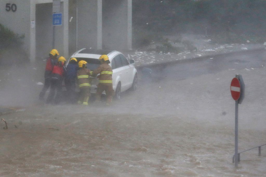 FOTO:Smrtonosni tajfun dosegel kitajsko obalo (FOTO in VIDEO)