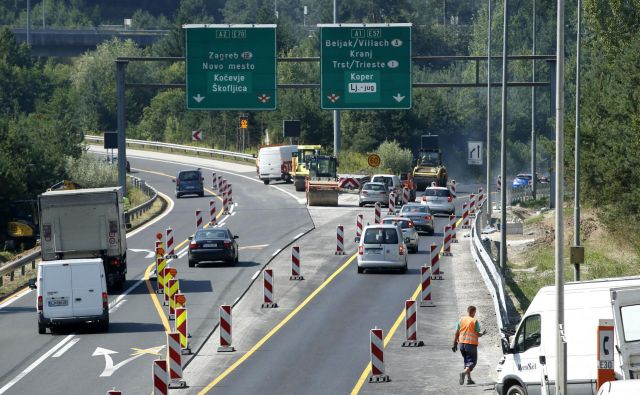 Pri avtocestnih projektih strošek asfalta predstavlja približno deset odstotkov. FOTO: Matej Družnik/Delo