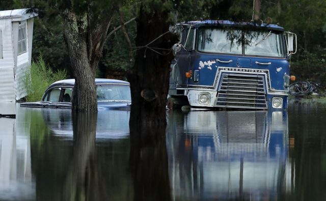 Poplave segajo več kot 300 kilometrov v notranjost, okrog večjih rek pa so ukazali evakuacijo več deset tisoč ljudi. FOTO: Chip Somodevilla/AFP