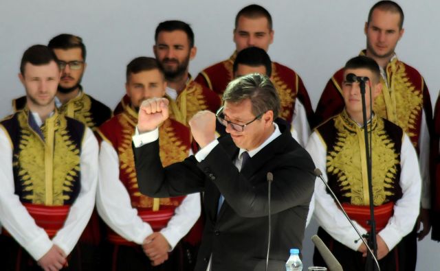 Ko se Aleksandar Vučić odpravi po naložbe, ki bodo »dramatično ­spremenile položaj Srbije«, se je pripravljen izpostaviti nevarnostim. FOTO: Reuters