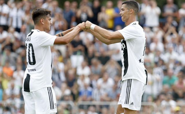 Argentinski as Paulo Dybala in portugalski zvezdnik Cristiano Ronaldo se v majicah Juventusa še nista povsem ujela. FOTO: AP