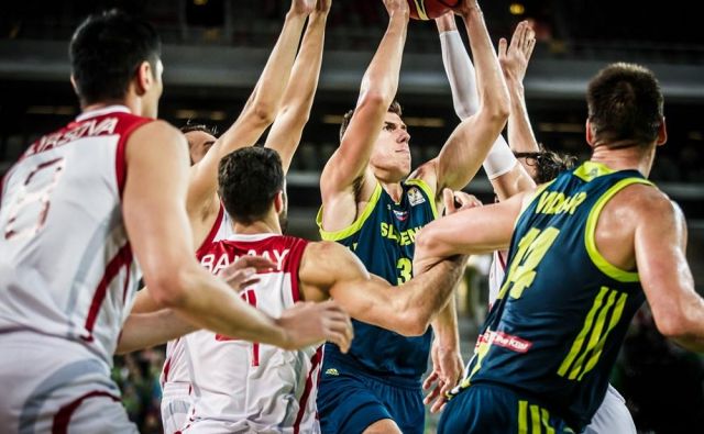 Gašper Vidmar (desno) živi v negotovosti, v ospredje bi moral stopiti 21-letni Vlatko Čančar (z žogo). FOTO: FIBA