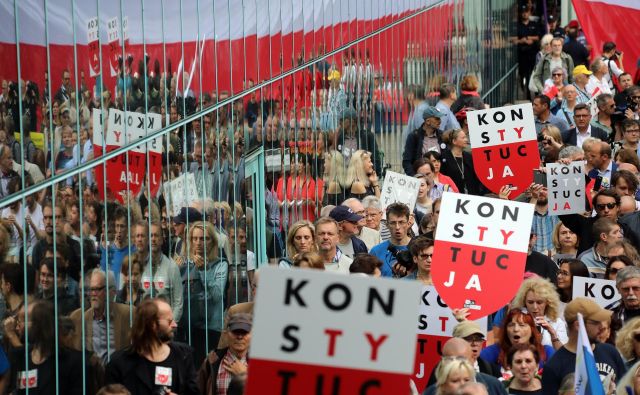 Protestniki v Varšavi na shodu proti spremembi zakonodaje o vrhovnem sodišču.  FOTO: Agencja Gazeta/Reuters