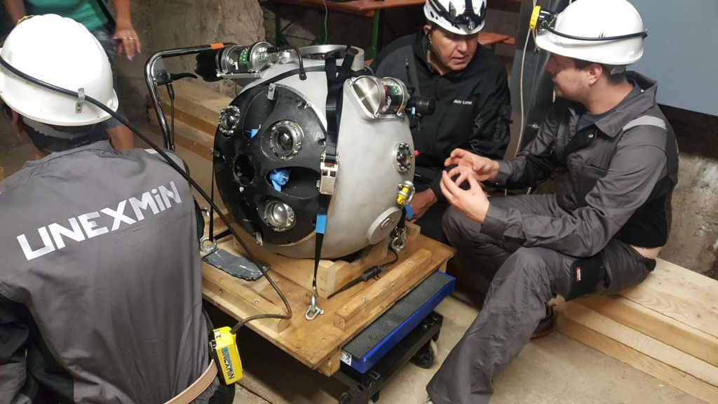 FOTO:Globoko v idrijsko rudniško podzemlje se je potopil avtonomni robot