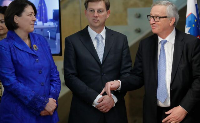 Violeta Bulc, evropska komisarka, Miro Cerar, nekdanji predsednik vlade Republike Slovenije, in Jean-Claude Juncker, Ljubljana, 3. marca 2017. FOTO: Uroš Hočevar/Delo