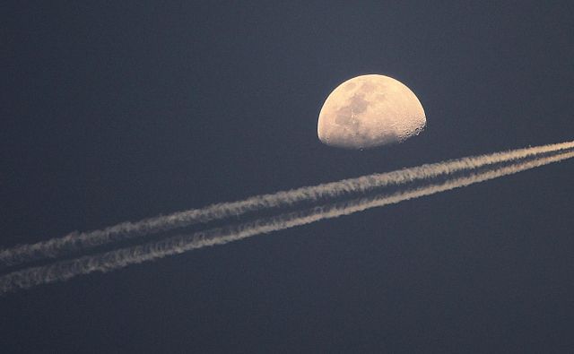 Ko smo ujeti v vsakdanje probleme na Zemlji, se zdi zelo privlačna misel, da bi se lahko vsaj za nekaj časa umaknili od vsega. FOTO: Blaz Samec/Delo