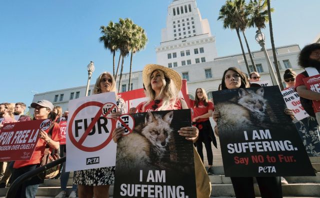 V kolikor bo zakon stopil v veljavo, bo Los Angeles postalo največje ameriško mesto, ki bi prepovedalo prodajo krznenih produktov. FOTO: Richard Vogel/Ap