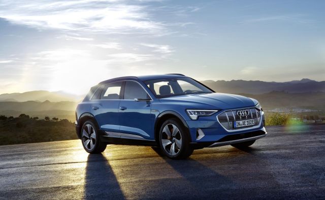 E-tron je prvi od treh električnih audijev, ki jih bodo pripravili do leta 2020. Audi pričakuje, da bo imel do leta 2025 tretjino povsem električnih avtomobilov. FOTO: Audi