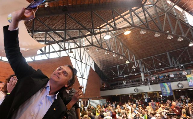 Sodeč po anketah javnega mnenja bo Bolsonaro na oktobrskih volitvah zbral največ glasov. FOTO: Reuters