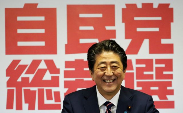 Japonski premier Šinzo Abe je začel svoj tretji mandat na čelu vladajoče stranke. Foto Reuters