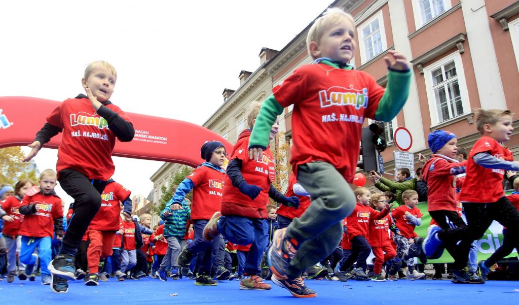 Radi bi spravili otroke na igrišča, a kaj, ko so ta zaklenjena