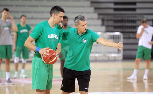 Zoran Martič (desno) bo imel v ponedeljek na voljo spočito zasedbo Petrola Olimpije.