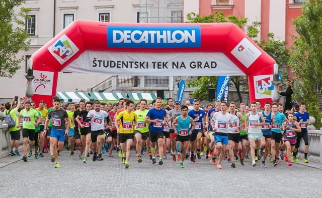 Študenstki tek na grad je letos privabil več kot tisoč študentov. FOTO: Aleksandar Domitrica