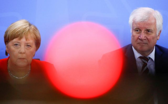 Afere, kakršna je nastala po premestitvi urada za zaščito ustave na notranjem ministrstvu pod vodstvom Horsta Seehoferja, škodijo ugledu kanclerke Angele Merkel in njene koalicije. FOTO: Reuters