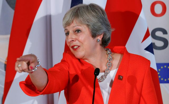 Britanska premierka Theresa May ugotavlja, da ji Bruselj ponuja le dve nesprejemljivi izbiri za prihodnje odnose. FOTO: Reuters