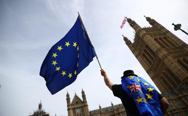 Bolj teoretičen scenarij je še en referendum na Otoku, na katerem bi odločali o doseženem v pogajanjih in usodi brexita. Foto: Hannah Mckay/Reuters