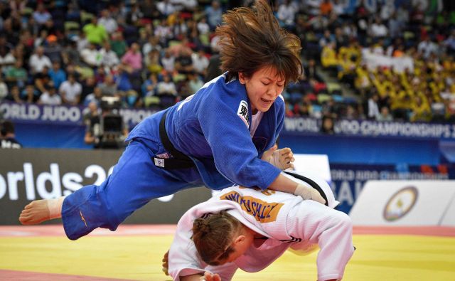 Od Tine Trstenjak (v belem kimonu) je bila v polfinalu boljša Miku Taširo, trener Marjan Fabjan pa je prepričan, da bo prej ali slej skoval zmagovito taktiko tudi za japonsko zvezdnico. FOTO: AFP