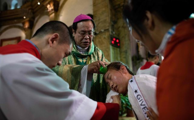 Kitajski katoličani so za zdaj razdeljeni na uradno in »tiho« cerkev, ki se je upirala temu, da je bilo Svetemu sedežu prepovedano imenovati škofe.<br />
FOTO: AFP
