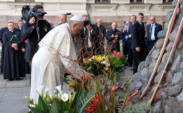 Papež je pred okoli 100.000 verniki opozoril, da je treba ohraniti spomin na uničenje Judov v drugi svetovni vojni in pravočasno prepoznati »nov vznik takega pogubnega obnašanja«. FOTO: Reuters