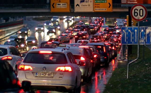 Na mejnem prehodu Obrežje čakajo tovorna vozila pri vstopu v Slovenijo dve uri, na mejnem prehodu Gruškovje pa eno uro. FOTO: Tomi Lombar/Delo