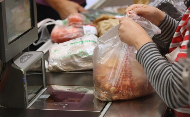 Po 1. januarju bodo brezplačne samo še zelo lahke plastične nosilne vrečke za primarno embalažo živil.<br />
FOTO Igor Zaplatil