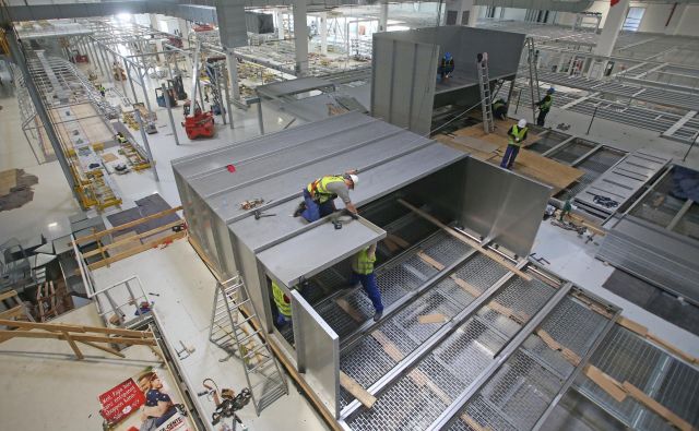 Obrat lakirnice je skoraj končan, zdaj gre za dovoljenje za obratovanje. FOTO: Tadej Regent/Delo