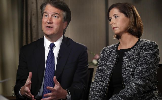 Brett Kavanaugh se je v spremstvu žene Ashley na <em>Foxu </em>branil obtožb. FOTO: Jacquelyn Martin/AP