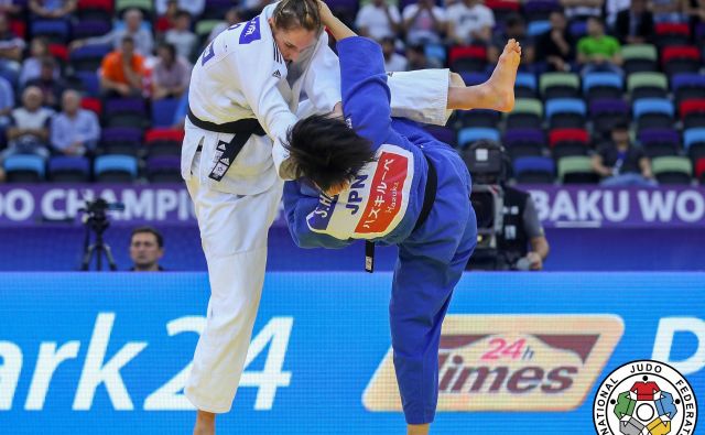 Klara Apotekar (levo, med dvobojem z Japonko Šori Hamada) si je na SP v Bakuju želela več od 7. mesta.<br />
<br />
FOTO: Gabriela Sabau