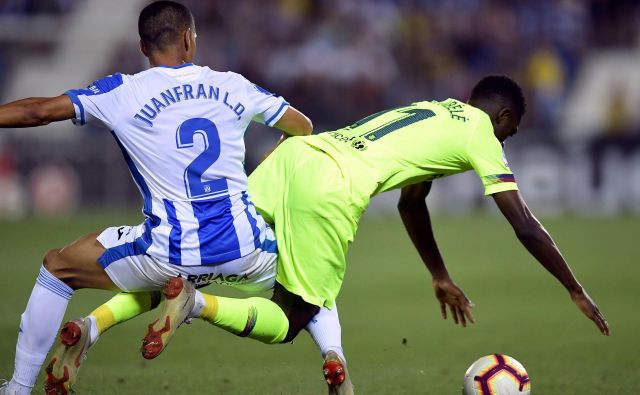 Ousmane Dembele in soigralci so morali na kolena. FOTO: Oscar del Pozo/AFP