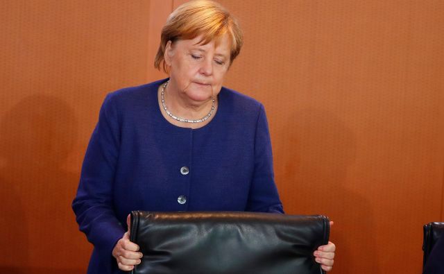 »Mati vseh težav« je tudi za Mutti, kot Nemci radi imenujejo kanclerko, še vedno begunska kriza, ki je številne volivce sredinskih strank potisnila k nacionalistični Alternativi za Nemčijo. FOTO: Hannibal Hanschke/Reuters