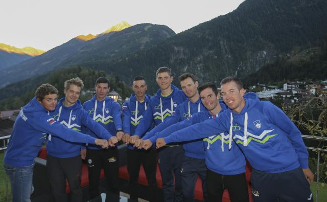 Slovenska osmerica (z leve) Luka Pibernik, Jan Tratnik, Primož Roglič, Simon Špilak, Matej Mohorič, Grega Bole, Jan Polanc in Domen Novak se bo enotna podala na štart cestne dirke. FOTO Jože Suhadolnik/Delo