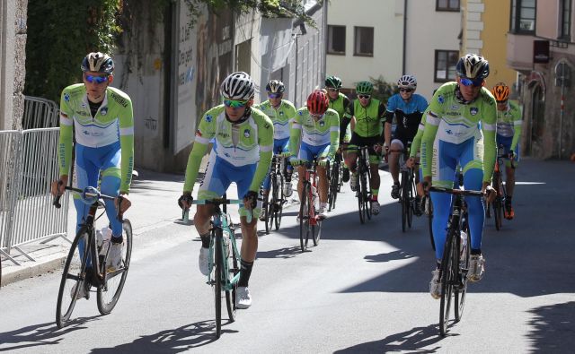 Slovenski kolesarji (v ospredju Matej Mohorič, Primož Roglič in Domen Novak) so včeraj še zadnjič preizkusili traso cestne dirke. FOTO: Jože Suhadolnik/Delo