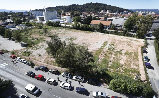 Na zemljišču ob Parmovi, velikem več kot pet hektarjev, bo na voljo skupaj 575 stanovanj. FOTO: Leon Vidic