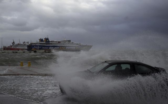 Zaradi neurja so zaprte številne grške šole. FOTO: Thanassis Stavrakis/AP