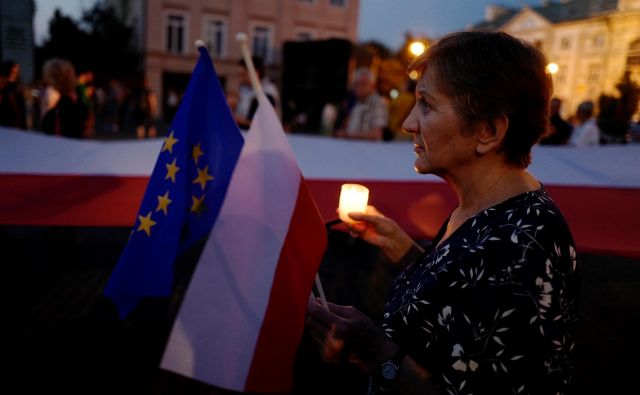 Odločitev evropske komisije, da Poljsko raje toži pred sodiščem EU, ker da s prisilnim upokojevanjem vrhovnih sodnikov krši neodvisnost sodstva, je znamenje, da od 7. člena ne pričakuje več veliko. Foto: Kacper Pempel/Reuters