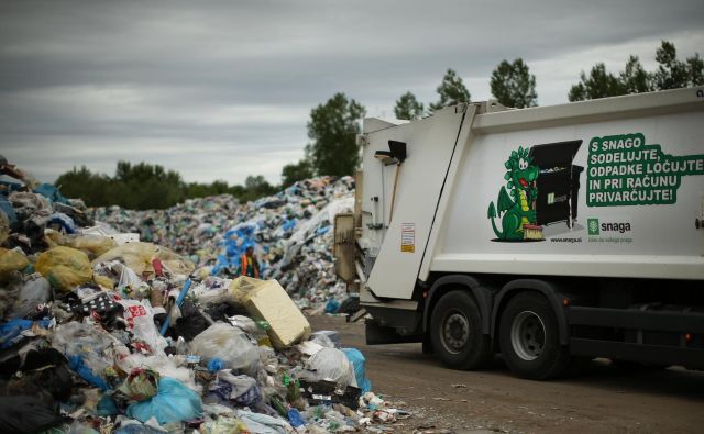 Slovenija je uradno še bolj uspešna kot Avstrija, dejansko pa ostajajo kupi. FOTO: Jure Eržen/Delo