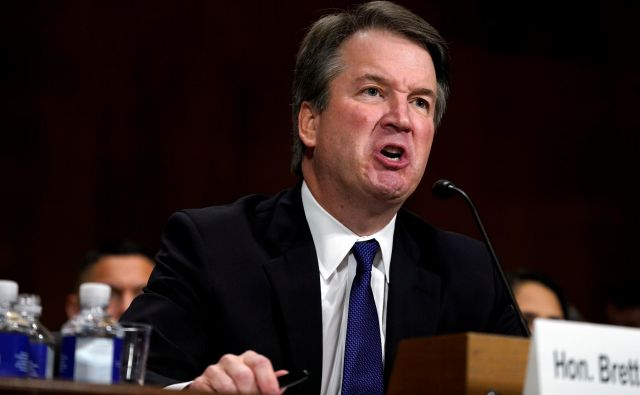 Sporni kandidat za vrhovnega sodnika Brett Kavanaugh je vse bližje dosmrtnemu imenovanju v najvišji sodni organ ZDA. Foto: Andrew Harnik/Reuters