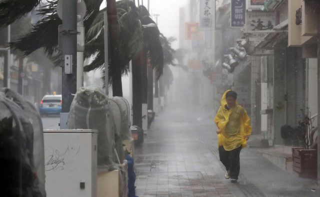 Po napovedih naj bi tajfun japonsko otočje prečkal čez vikend. FOTO: Reuters